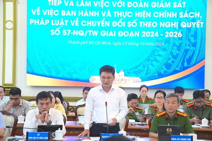 Phó Chủ tịch UBND TPHCM Nguyễn Mạnh Cường báo cáo với đoàn giám sát. Ảnh: QUANG HUY