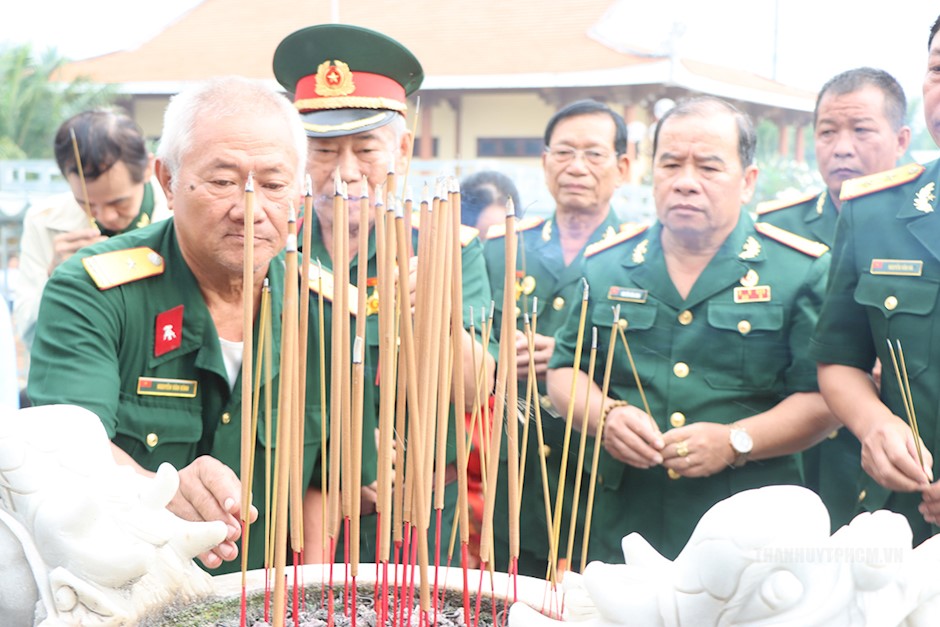 Các đại biểu thắp hương tưởng nhớ các anh hùng liệt sĩ tại Khu di tích Láng Le Bàu Cò (xã Tân Nhựt, huyện Bình Chánh).