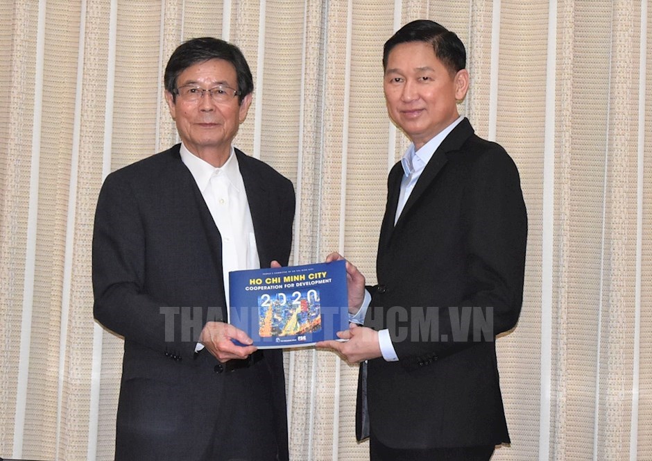 Phó Chủ tịch UBND TPHCM Trần Vĩnh Tuyến trao quà lưu niệm cho Phó Thống đốc tỉnh Wakayama, Nhật Bản Shimo Hiroshi