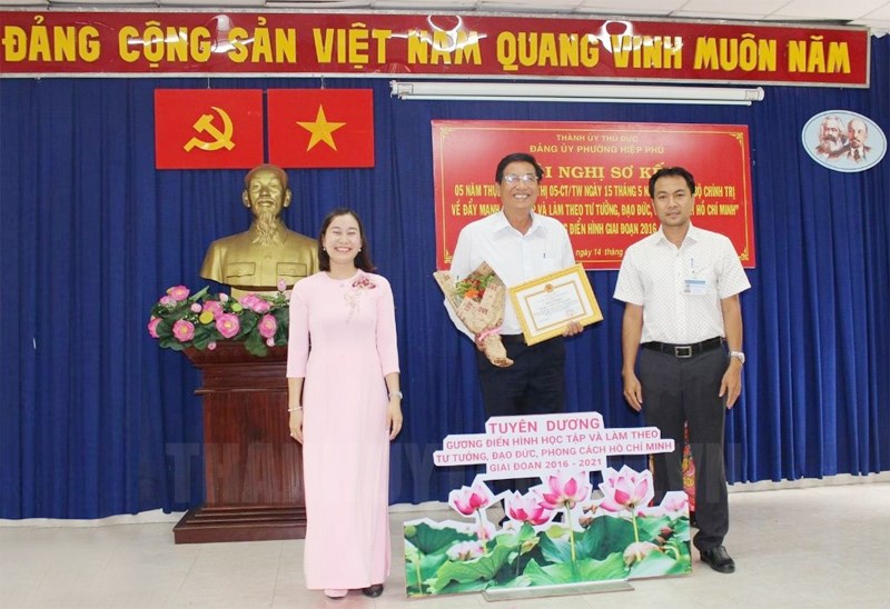 Đồng chí Lê Văn Ngay nhận khen thưởng của Thành ủy Thủ Đức có thành tích xuất sắc trong học tập và làm theo tư tưởng, đạo đức, phong cách Hồ Chí Minh giai đoạn 2016 - 2021.