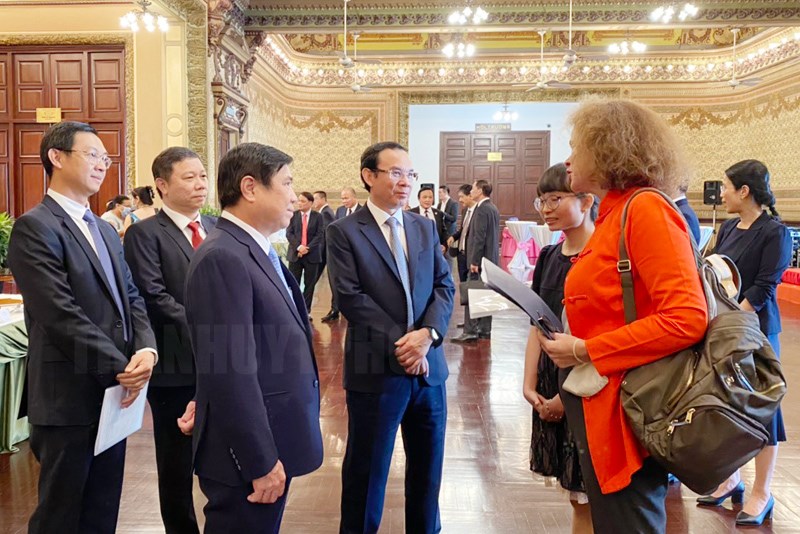 Bí thư Thành ủy TPHCM Nguyễn Văn Nên, Chủ tịch UBND TP Nguyễn Thành Phong gặp gỡ các đại biểu. (Ảnh: Thy Dương)