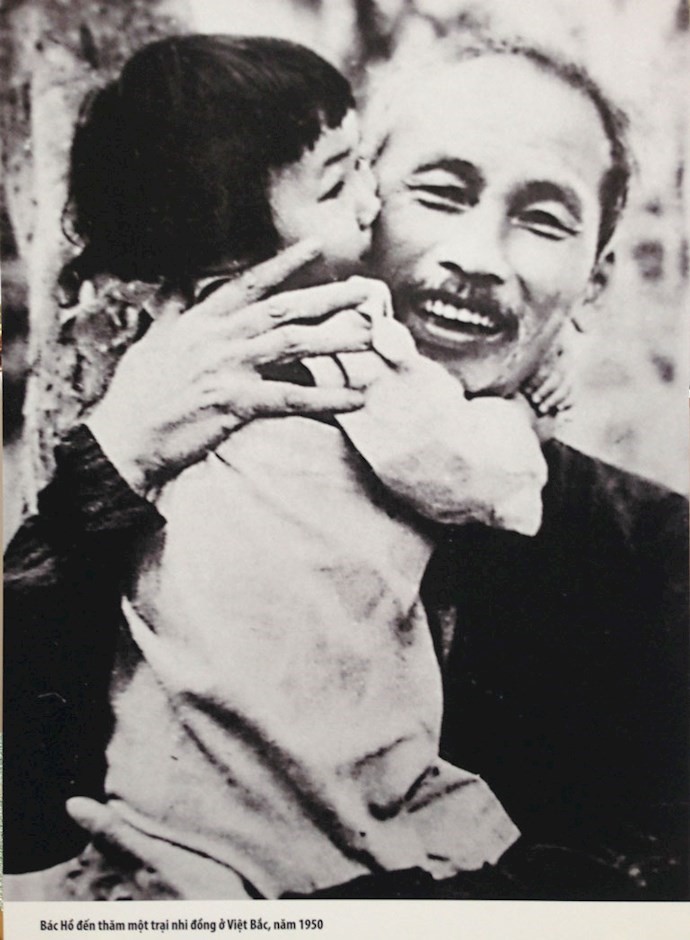 Bác Hồ đến thăm một trại nhi đồng ở Việt Bắc, năm 1950. (Ảnh tư liệu)