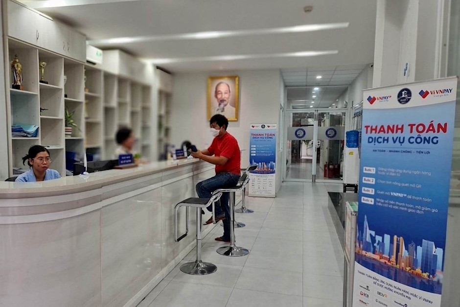 Người dân quét mã QR nộp thuế đất qua thanh toán dịch vụ công tại UBND phường Bến Thành, Quận 1