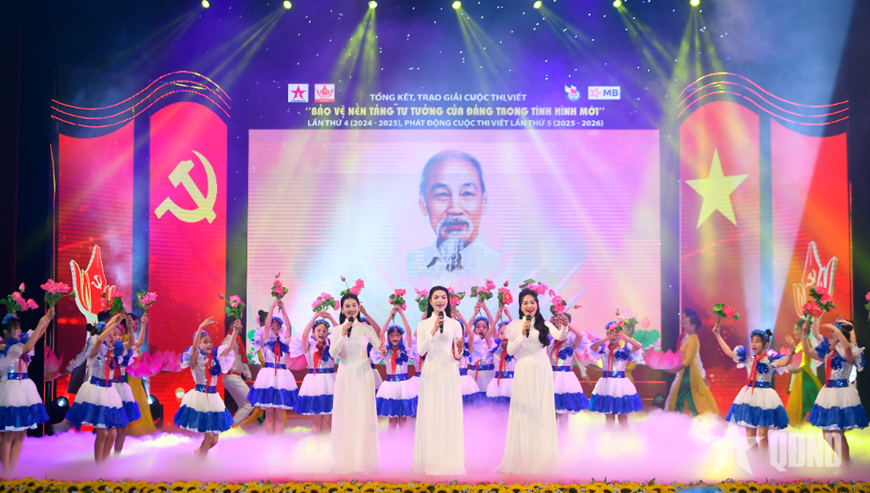 Tiết mục văn nghệ tại Lễ tổng kết, trao giải Cuộc thi viết “Bảo vệ nền tảng tư tưởng của Đảng trong tình hình mới” lần thứ 4 (2024-2025) và phát động Cuộc thi viết lần thứ 5 (2025-2026). Ảnh: Tuấn Huy