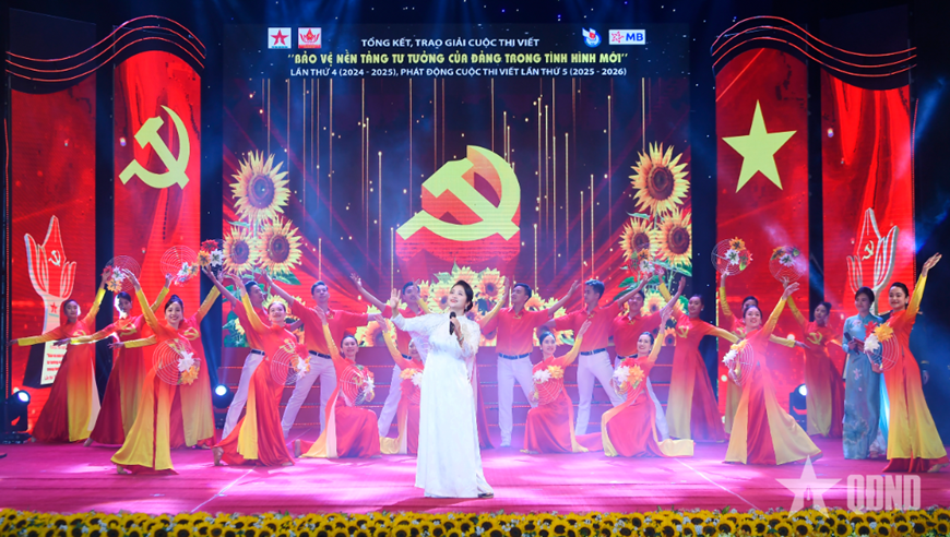 Tiết mục văn nghệ tại Lễ tổng kết, trao giải Cuộc thi viết “Bảo vệ nền tảng tư tưởng của Đảng trong tình hình mới” lần thứ 4 (2024-2025) và phát động Cuộc thi viết lần thứ 5 (2025-2026). Ảnh: Tuấn Huy