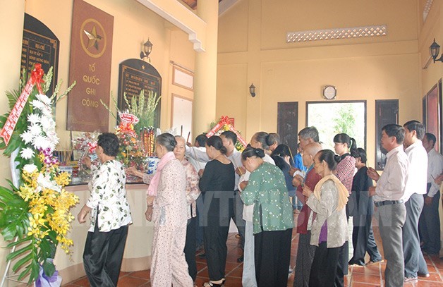 Đồng đội và nhiều đại biểu viếng các liệt sĩ tại Khu di tích Lịch sử Dân công Hỏa tuyến Vĩnh Lộc Mậu Thân 1968.
