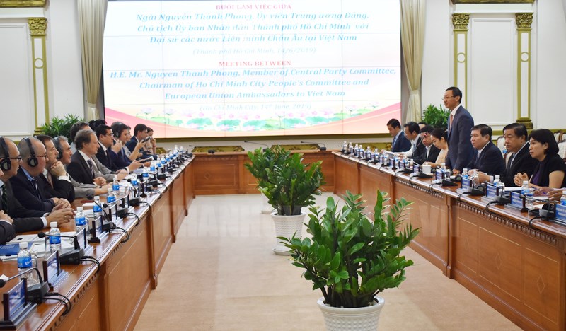 Quang cảnh buổi làm việc.