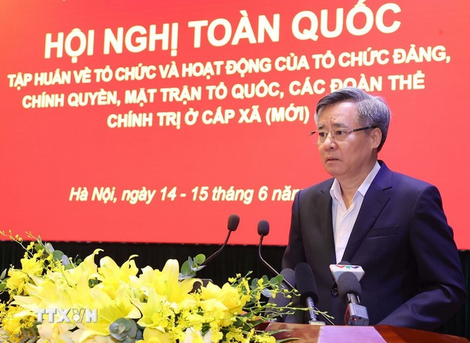 Nhấn vào ảnh để phóng to Đồng chí Nguyễn Quang Dương, Ủy viên Trung ương Đảng, Phó Trưởng Ban Tổ chức Trung ương giới thiệu chuyên đề: "Công tác tổ chức xây dựng Đảng, tổ chức cơ sở đảng, bộ máy và hoạt động cấp ủy cấp xã (mới)". (Ảnh: TTXVN)