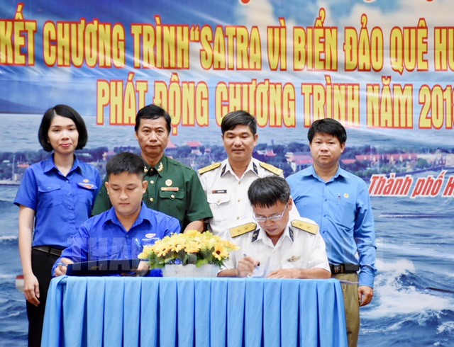 Đoàn Thanh niên Công ty Quản lý và kinh doanh chợ Bình Điền thực hiện nghi thức ký kết nghĩa với Đoàn Thanh niên Căn cứ 696 Vùng 2 Hải quân.