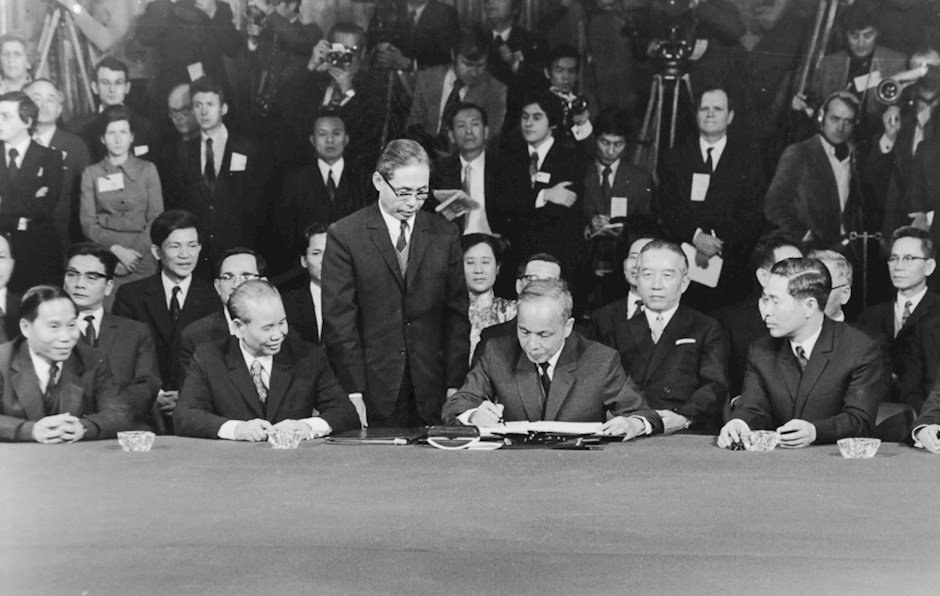 Đồng chí Nguyễn Duy Trinh ký Hiệp định Paris về Việt Nam ngày 27/1/1973