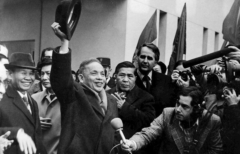 Đồng chí Nguyễn Duy Trinh trả lời báo chí bên lề Hội nghị Paris năm 1973