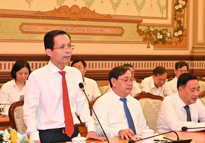 Đồng chí Lê Văn Phong phát biểu giao nhiệm vụ. (Ảnh: SGGP)