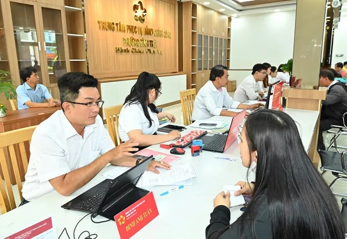 Công chức Trung tâm Phục vụ hành chính công phường Bình Thới (TPHCM) giải quyết hồ sơ cho người dân. (Ảnh: SGGP)