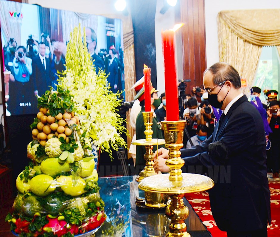 Bí thư Thành ủy TPHCM Nguyễn Thiện Nhân thực hiện nghi thức dâng hương tưởng niệm đồng chí Lê Khả Phiêu.