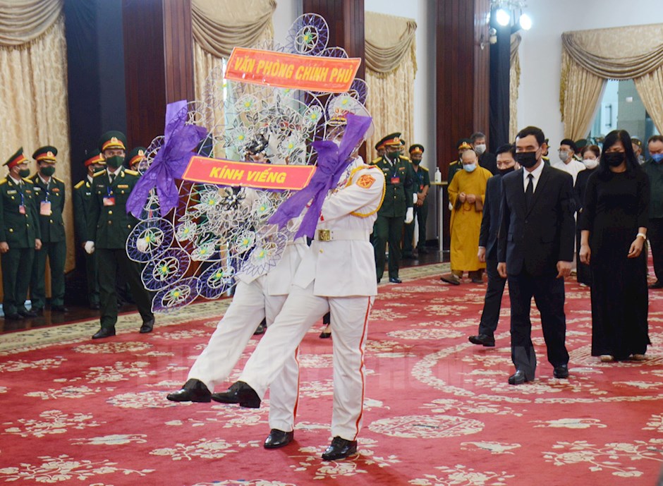 Đoàn đại biểu Văn phòng Chính phủ tại phía Nam viếng đồng chí Lê Khả Phiêu. 