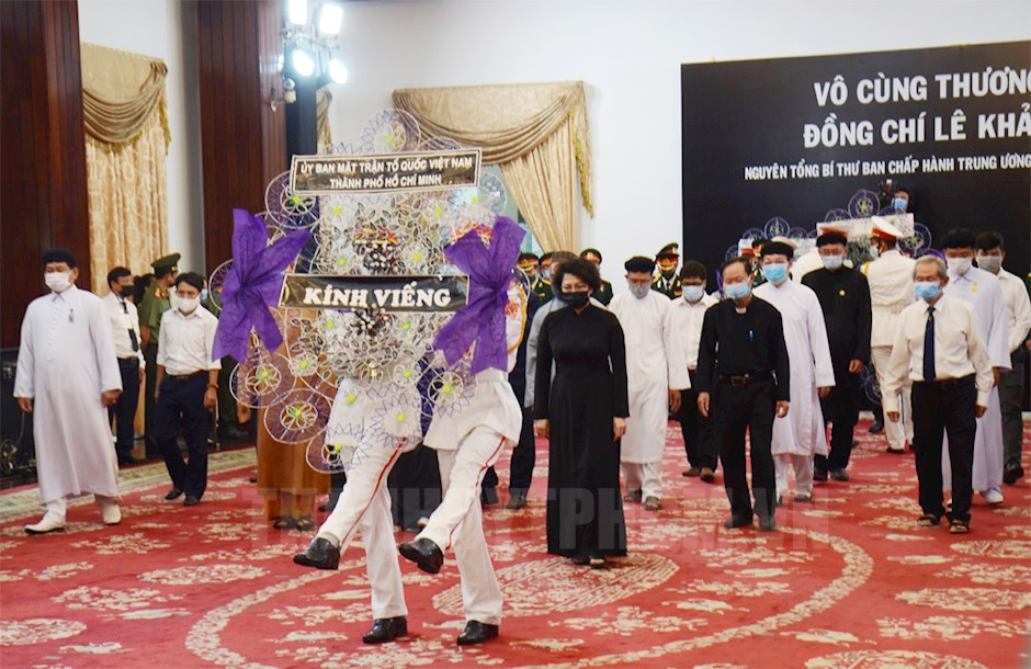 Đoàn đại biểu Ủy ban MTTQ Việt Nam TPHCM do đồng chí Tô Thị Bích Châu, Ủy viên Ban Thường vụ, Chủ tịch Ủy ban MTTQ Việt Nam TP làm trưởng đoàn vào viếng. 