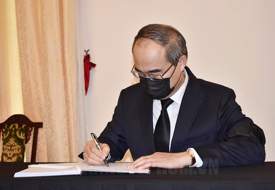 Bí thư Thành ủy TPHCM Nguyễn Thiện Nhân viết sổ tang.