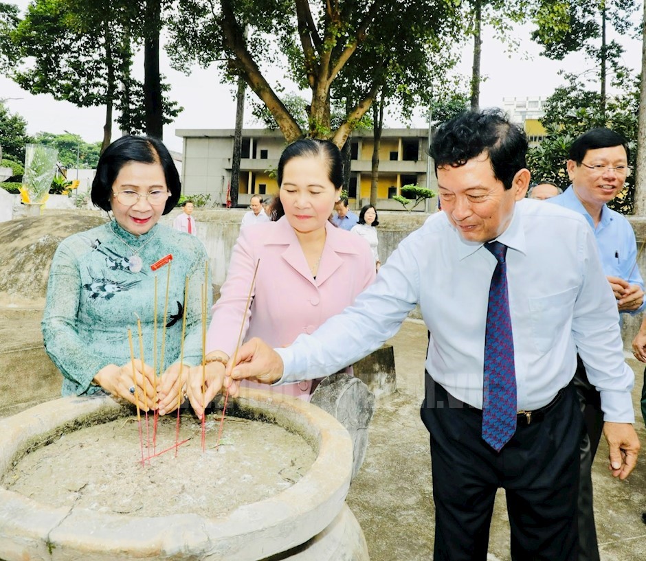 Đồng chí Nguyễn Thị Lệ cùng các đại biểu dâng hương tưởng niệm Đức thượng công Tả quân Lê Văn Duyệt tại phần mộ Đức Thượng Công Tả quân Lê Văn Duyệt