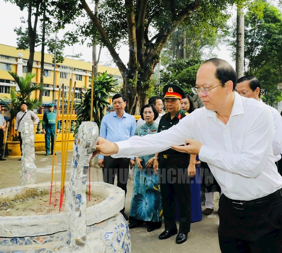 Đồng chí Nguyễn Hồ Hải cùng các thành viên trong đoàn dâng hương tưởng niệm Đức Thượng Công Tả quân Lê Văn Duyệt