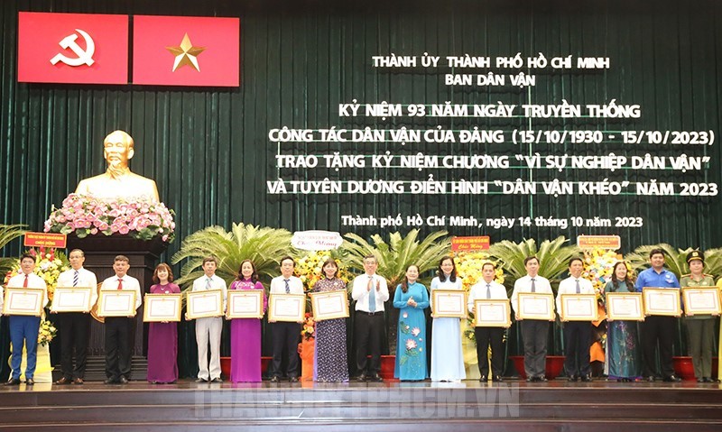 Đồng chí Nguyễn Thị Lệ và đồng chí Nguyễn Phước Lộc trao Bằng khen của UBND TP cho các điển hình “Dân vận khéo” năm 2023.