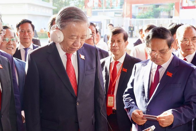 Tổng Bí thư Tô Lâm tham quan, trải nghiệm các thiết bị công nghệ trong không gian triển lãm tại đại hội