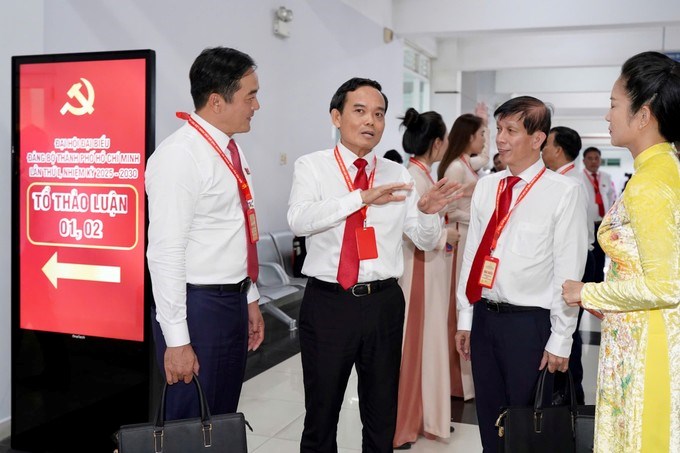 Bí thư Thành ủy TPHCM Trần Lưu Quang trao đổi với các đại biểu trong giờ giải lao. (Ảnh: SGGP)