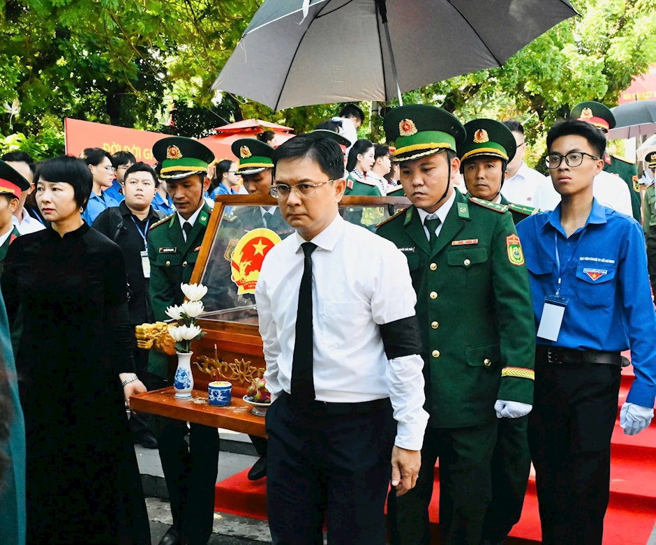 Hài cốt liệt sĩ được trang trọng đưa rời Công viên Lê Thị Riêng sau lễ truy điệu. Ảnh: VIỆT DŨNG