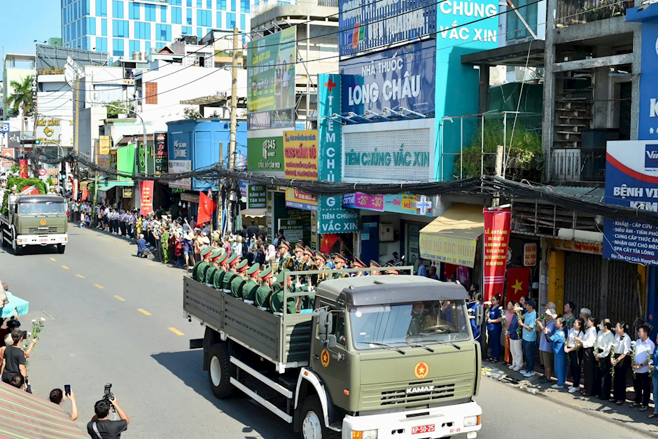 Đoàn xe đưa hài cốt các liệt sĩ đi trên đường Cách Mạng Tháng Tám