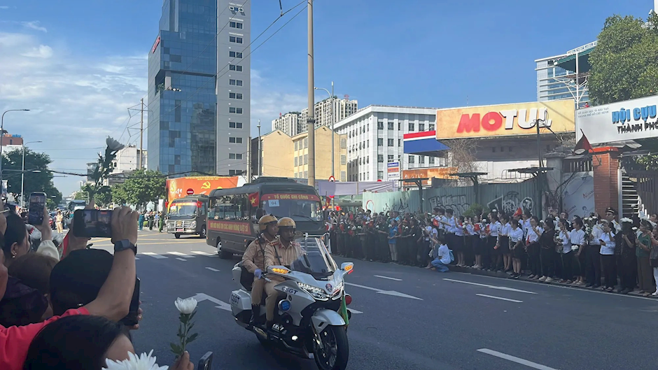 Người dân tiễn đưa các Anh hùng liệt sĩ trên đường Điện Biên Phủ. Ảnh: CẨM TUYẾT