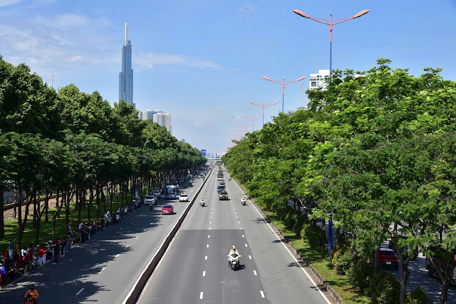 Người dân chờ tiễn đoàn xe đưa hài cốt liệt sĩ tại cầu vượt An Khánh. Ảnh: MẠNH THẮNG