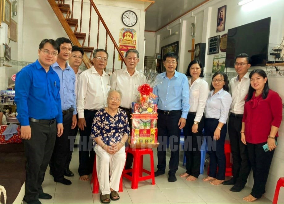 Đồng chí Nguyễn Đô Lương (thứ 5 từ trái qua) thăm Mẹ VNAH Ngô Hồng Hạnh, Phường 14, Quận 8