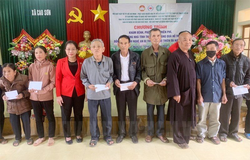Phó Chủ tịch Hội Chữ thập đỏ TPHCM Đặng Thị Minh Hiếu (áo đỏ) trao quà cho đồng bào khó khăn tại tỉnh Nghệ An.