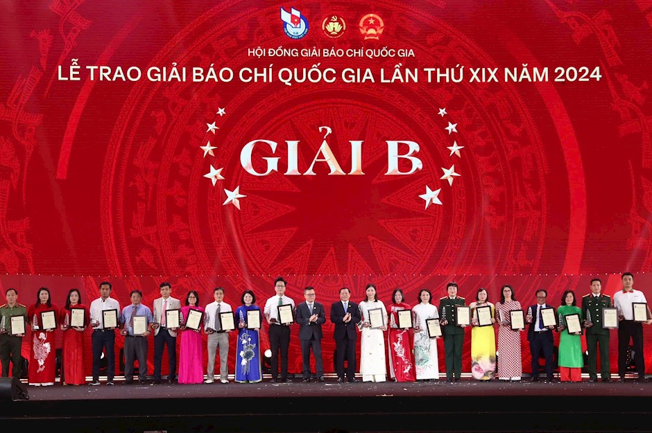Đồng chí Lại Xuân Môn, Ủy viên Trung ương Đảng, Phó Trưởng Ban Thường trực, Ban Tuyên giáo và Dân vận Trung ương và đồng chí Lê Quốc Minh, Ủy viên Trung ương Đảng, Phó Trưởng Ban Tuyên giáo và Dân vận Trung ương, Tổng Biên tập Báo Nhân Dân, Chủ tịch Hội Nhà báo Việt Nam trao Giải B cho các tác giả đạt giải Báo chí Quốc gia lần thứ 19 năm 2024. (Ảnh: Báo Nhân Dân)