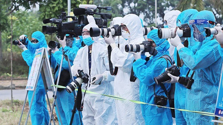 Đội ngũ phóng viên tác nghiệp tại vùng dịch. (Ảnh: Báo Nhân Dân)