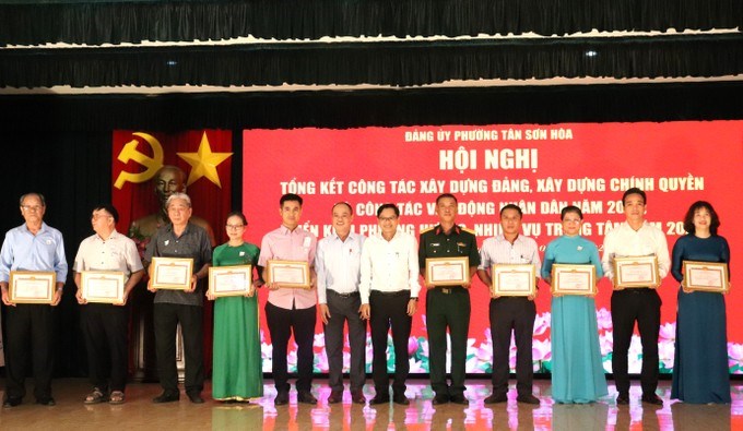 Lãnh đạo phường trao bằng khen đến các tập thể