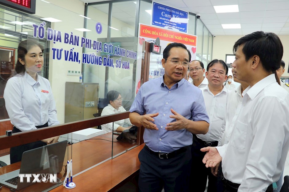 Chủ tịch Ủy ban Nh&acirc;n d&acirc;n Th&agrave;nh phố Hồ Ch&iacute; Minh Nguyễn Văn Được kiểm tra Trung t&acirc;m Dịch vụ H&agrave;nh ch&iacute;nh c&ocirc;ng phường B&agrave; Rịa. (Ảnh: TTXVN)