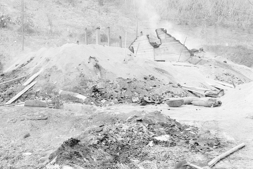 Kho thóc ở Bến Đền, tỉnh Hoàng Liên Sơn (nay thuộc Lào Cai) bị địch đốt cháy trước khi rút chạy. (Ảnh: TTXVN)