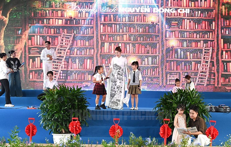 Tiết mục biểu diễn giới thiệu về Đường sách Nguyễn Đổng Chi