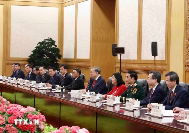 Tổng Bí thư, Chủ tịch nước Tô Lâm và thành viên Đoàn cấp cao Việt Nam tại cuộc hội đàm với Tổng Bí thư, Chủ tịch nước Trung Quốc Tập Cận Bình và Đoàn cấp cao Trung Quốc. (Ảnh: TTXVN)