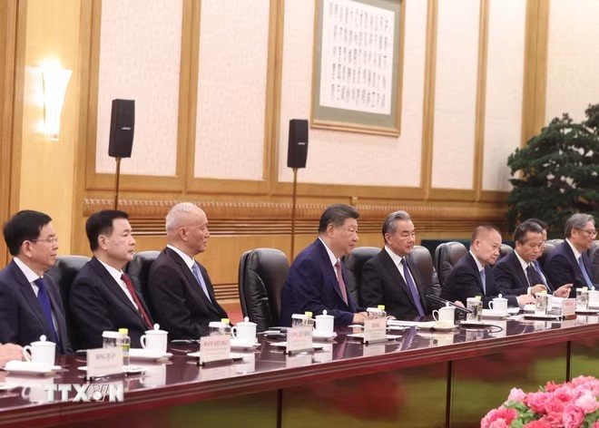 Tổng Bí thư, Chủ tịch nước Trung Quốc Tập Cận Bình và thành viên Đoàn cấp cao Trung Quốc tại cuộc hội đàm với Tổng Bí thư, Chủ tịch nước Tô Lâm và Đoàn cấp cao Việt Nam. (Ảnh: TTXVN)