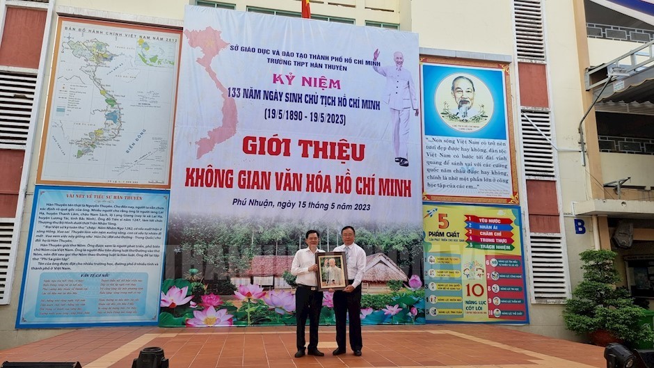 Đồng chí Huỳnh Đăng Linh trao tặng quà chúc mừng đến Ban Giám hiệu Trường THPT Hàn Thuyên nhân dịp ra mắt Không gian Văn hóa Hồ Chí Minh tại trường