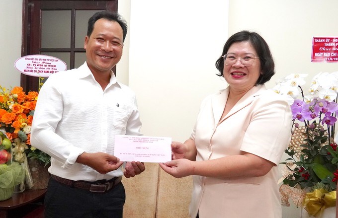 Phó Bí thư Thành ủy TPHCM Văn Thị Bạch Tuyết thăm, chúc mừng Văn phòng Đại diện Báo Phụ nữ Việt Nam tại TPHCM