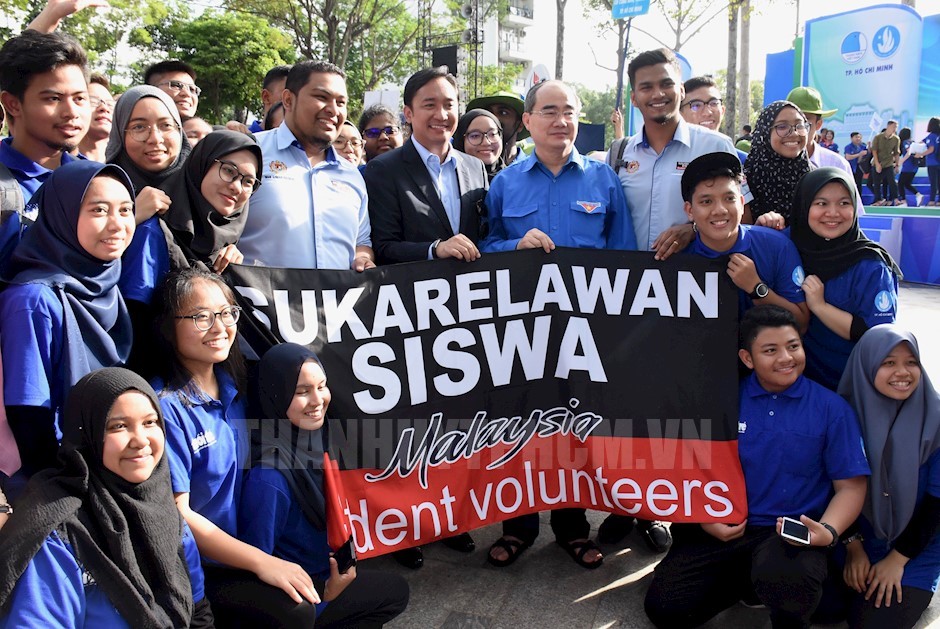 Bí thư Thành ủy TPHCM Nguyễn Thiện Nhân cùng các chiến sĩ tình nguyện Malaysia