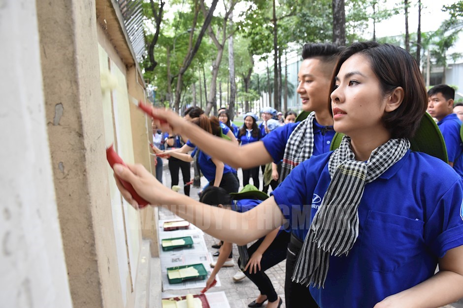 Đoàn viên, thanh niên tham gia thực hiện sơn, vẽ tường trước Ký túc xá Đại học Y Dược, Quận 5
