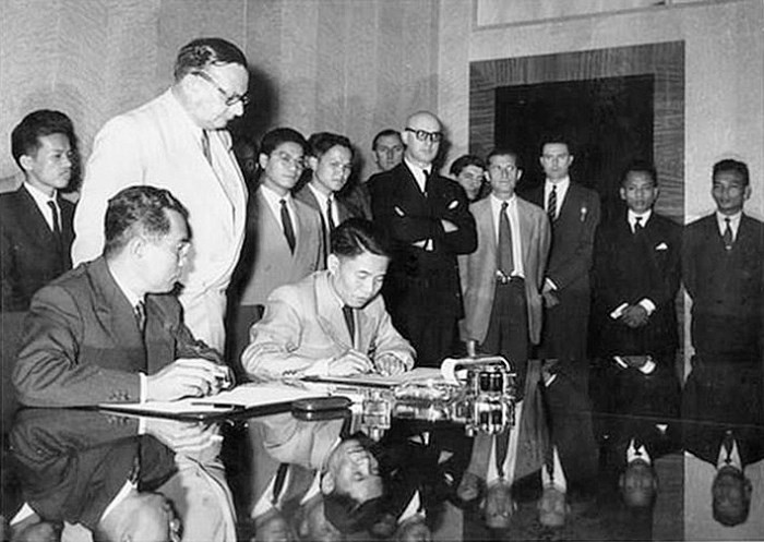 Thứ trưởng Bộ Quốc phòng Tạ Quang Bửu thay mặt Chính phủ Việt Nam Dân chủ Cộng hòa ký Hiệp định Genève