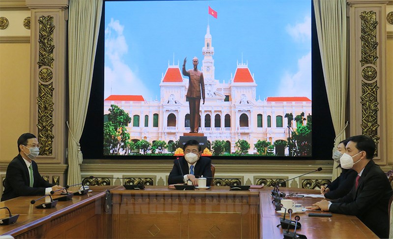 Chủ tịch UBND TPHCM Nguyễn Thành Phong tiếp trực tuyến ngài Carel Jacob Richer, Tổng lãnh sự Hà Lan kiêm Trưởng đoàn Lãnh sự tại TPHCM chào từ biệt.