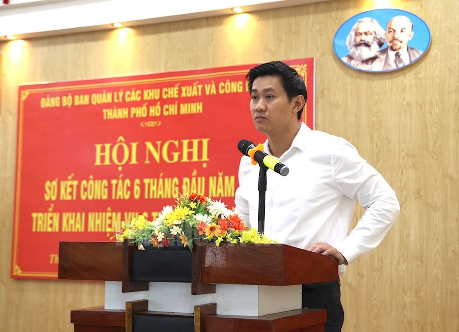 Đồng chí Hứa Quốc Hưng, Bí thư Đảng ủy, Trưởng Ban Quản lý phát biểu tại hội nghị