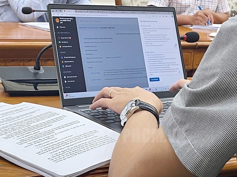 Sử dụng phần mềm để ghi nhận các ý kiến góp ý tại cuộc họp thẩm tra dự thảo nghi quyết.