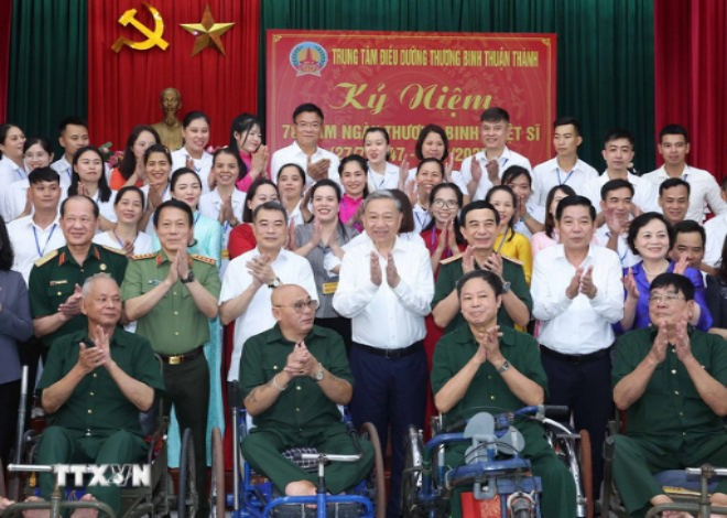 Tổng Bí thư Tô Lâm với thương bệnh binh và cán bộ, nhân viên Trung tâm Điều dưỡng thương binh Thuận Thành. (Ảnh: TTXVN)