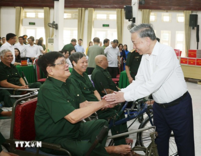 Tổng Bí thư Tô Lâm thăm hỏi và tặng quà cho thương bệnh binh. (Ảnh TTXVN)
